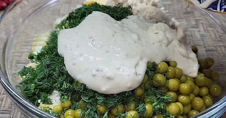 Vasaros salotos su agurkais, žirneliais ir vištiena