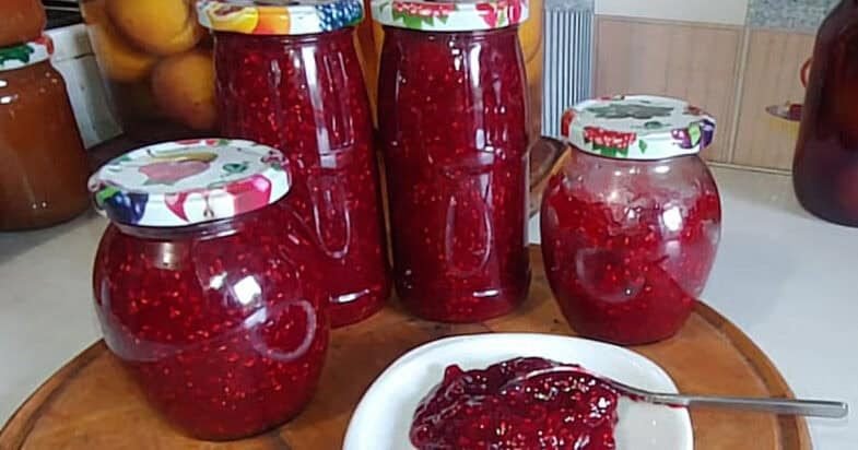 Paruošta aviečių uogienė stiklainiuose