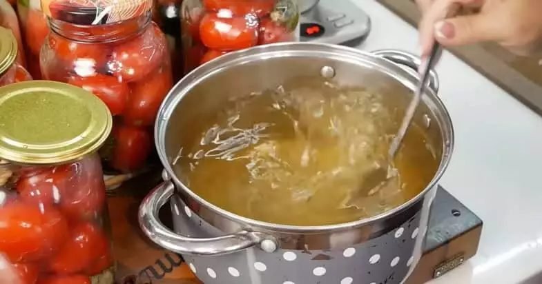 Pomidorai su prieskoniais stiklainyje