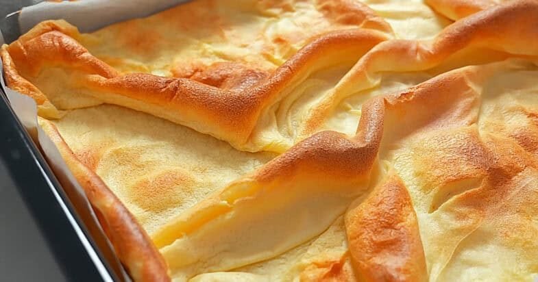 4 kiaušiniai ir 180 g miltų, iš kurių kepu minkštą ruloną su plikytu kremu