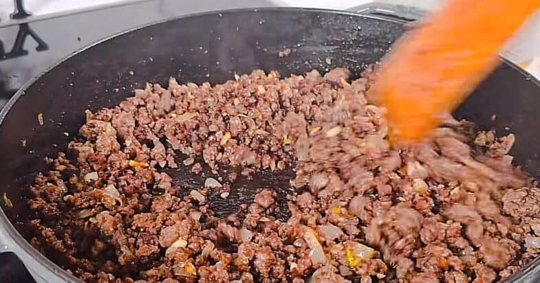 400 g faršo ir kelios bulvės, o vakarienė jau ant stalo: kreminė keptuvė su sūriu, kurią šeima suvalgo iki paskutinio kąsnio 1