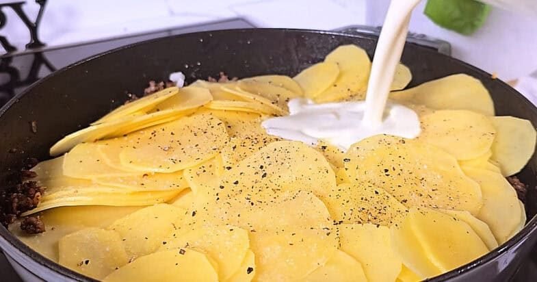 400 g faršo ir kelios bulvės, o vakarienė jau ant stalo: kreminė keptuvė su sūriu, kurią šeima suvalgo iki paskutinio kąsnio 2