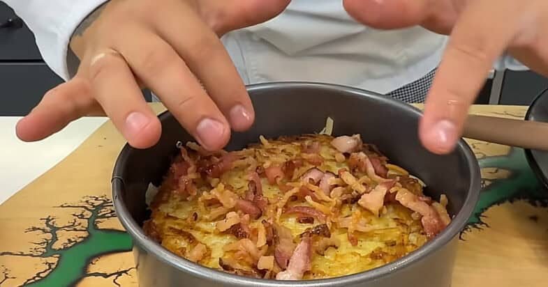 Bulvių torto sluoksniai su mėsa