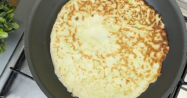 Iš dviejų cukinijų ir bulvių padarau sotų vakarienės paplotį, kurį šeima suvalgo dar karštą 2