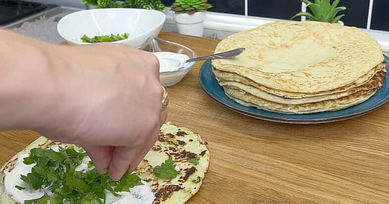 Iš dviejų cukinijų ir bulvių padarau sotų vakarienės paplotį, kurį šeima suvalgo dar karštą 3