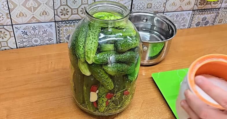 Pomidorai stiklainiuose prieš marinavimą