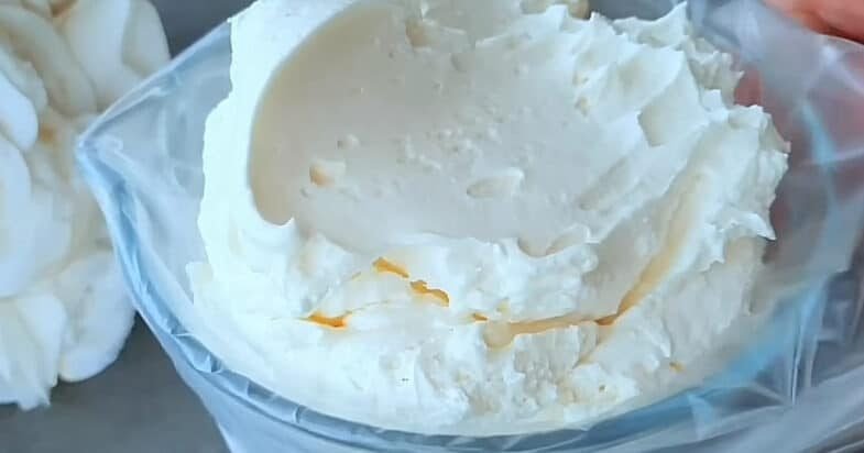 Kavos desertas ruošiant tešlą