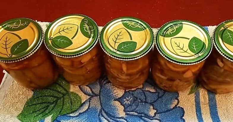 Paruošti baklažanų stiklainiai