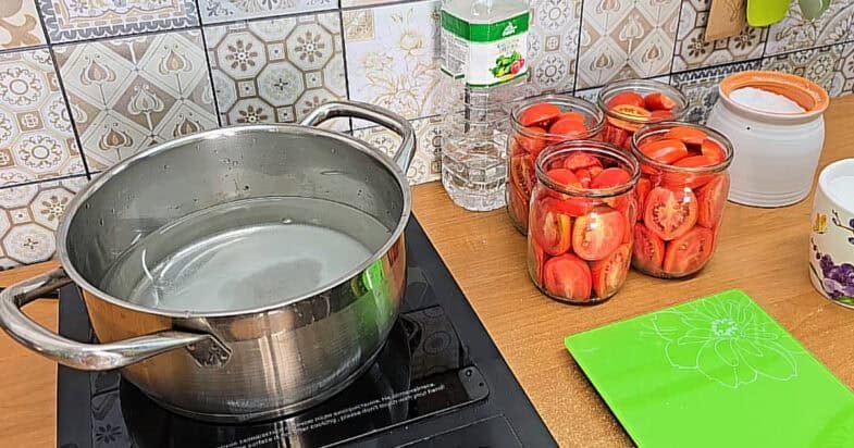Pomidorai su prieskoniais stiklainyje