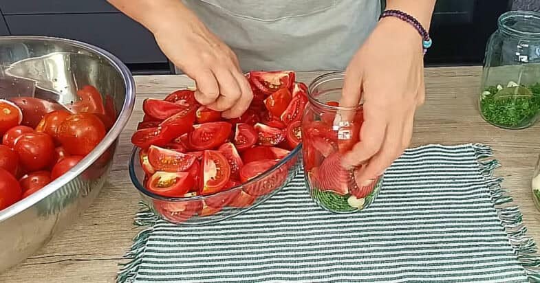 Pomidorai su petražolėmis stiklainiuose