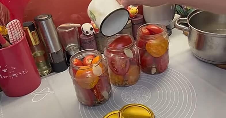 Pomidorų dėliojimas į stiklainius, antras vaizdas