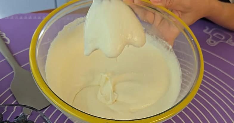 Sluoksniuotas tortas su varške, pirmas sluoksnis