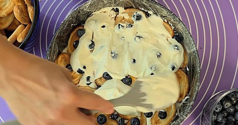Sluoksniuotas tortas su varške, antras sluoksnis