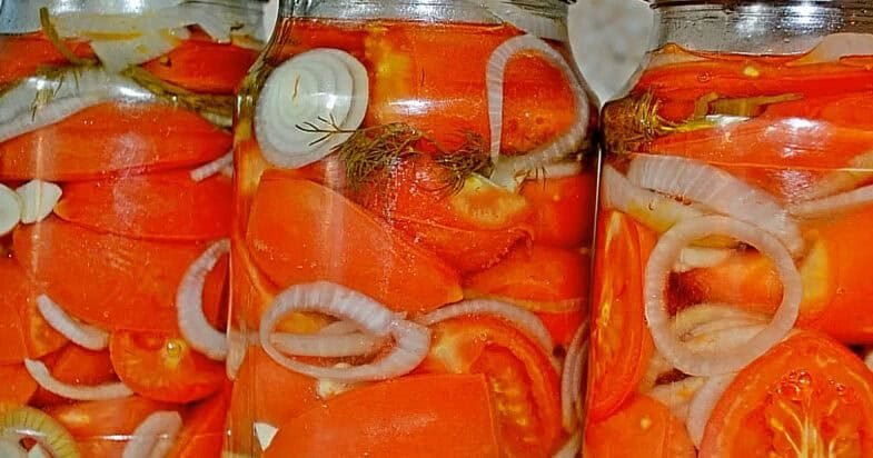 Iškepęs pyragas su tinkleliu