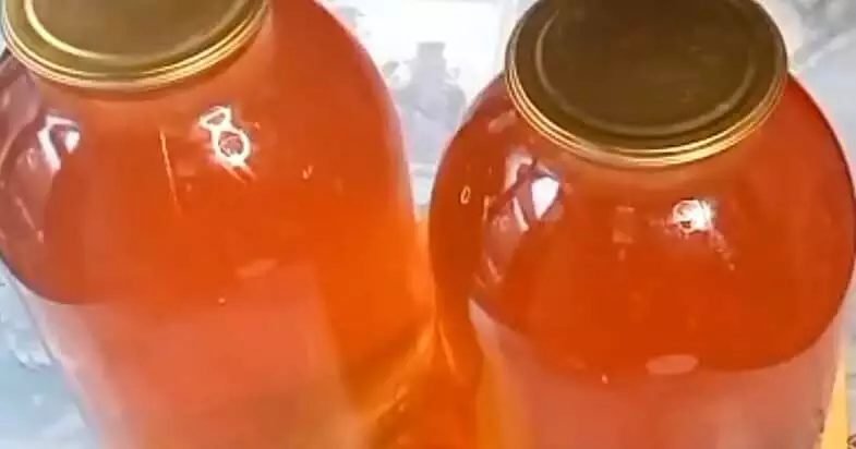 Paruošti obuolių stiklainiai